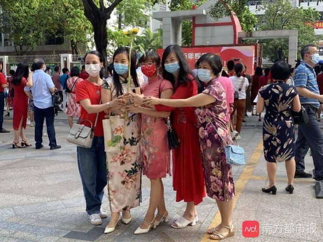 2025新澳门正版免费挂牌和爸爸穿旗袍为儿应援与爸爸穿旗袍陪考