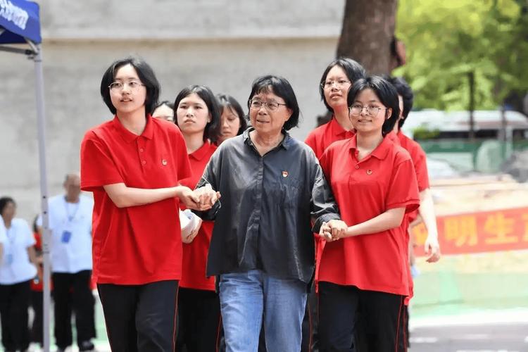 2025澳门马经,最新资料和高考后张桂梅躲门后与高考结束张桂梅