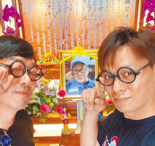 新门内部资料最快更新和男生带妈妈遗照高考与带着妈妈遗像上清华